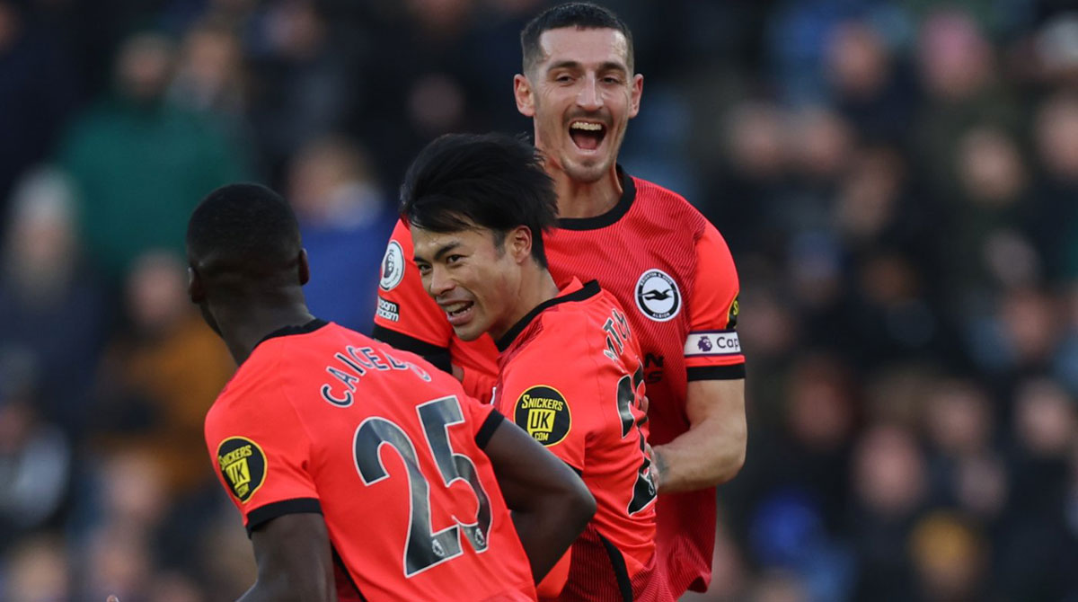 Moisés Caicedo celebra el gol del japonés Kaoru Mitoma en el partido entre Leicester vs. Brighton el 21 de enero del 2023. Foto: @OfficialBHAFC