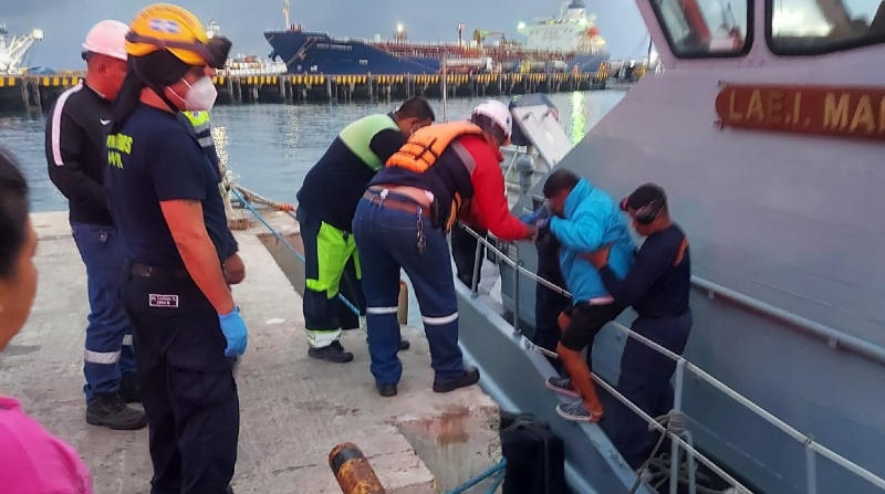 Una lancha guardacostas trasladó a los heridos hasta el puerto de Manta. Foto: Armada del Ecuador