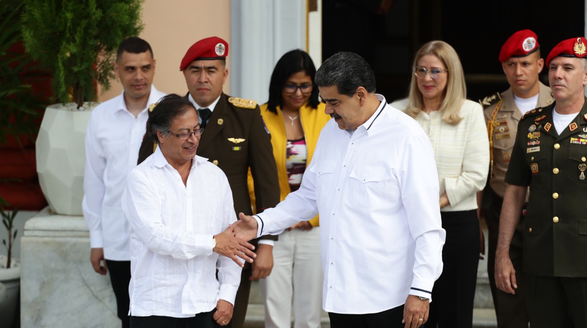 El presidente de Venezuela, Nicolás Maduro (der.) recibió a su homólogo de Colombia, Gustavo Petro, en Caracas. Foto: EFE