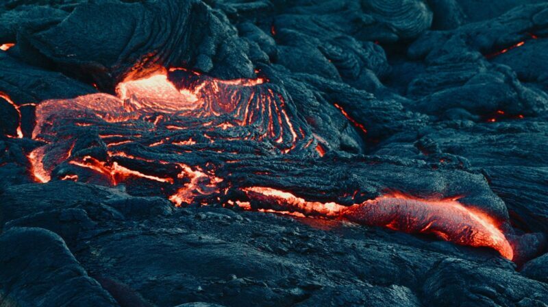 La erupción volcánica es un fenómeno físico de alta complejidad en la tierra. Foto: Pexels.