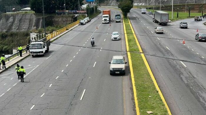 La restricción vehicular por el Pico y placa en Quito se aplica de lunes a viernes. Foto: AMT