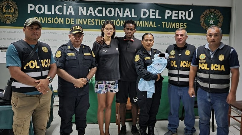 El bebé fue entregado a sus padres por las autoridades peruanas. Foto: Twitter Policía Perú