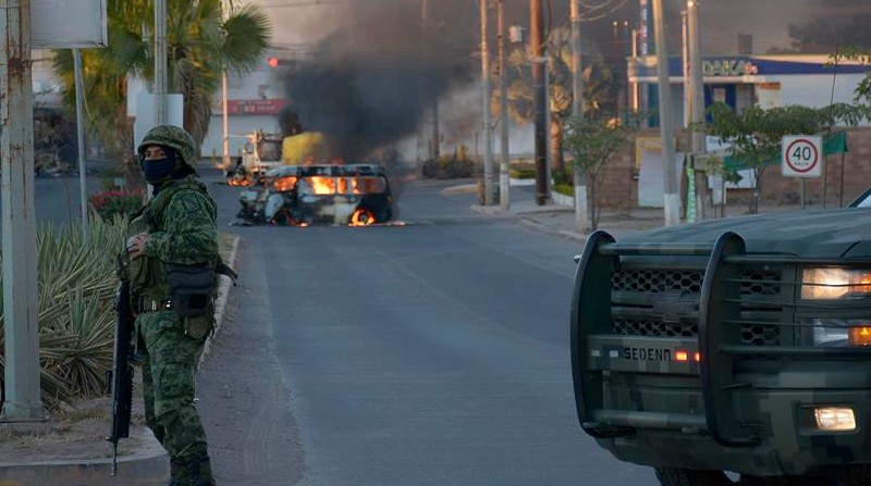 Fotografía de un vehículo de carga calcinado tras los enfrentamientos de fuerzas federales con grupos armados hoy, en la ciudad de Culiacán, estado de Sinaloa (México). Foto: EFE