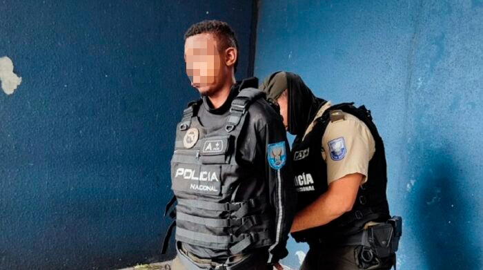 El falso agente portaba buzo negro con distintivos y chaleco antibalas con la frase, Policía Nacional. Foto: Cortesía Policía Zona 8