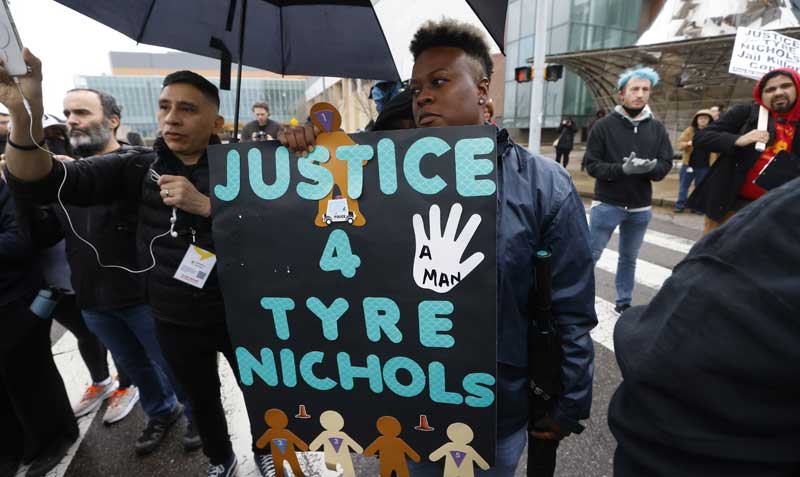 Cientos de personas protestaron en Memphis, Estados Unidos, por la muerte de un joven en manos de agentes de policiales. Foto: EFE