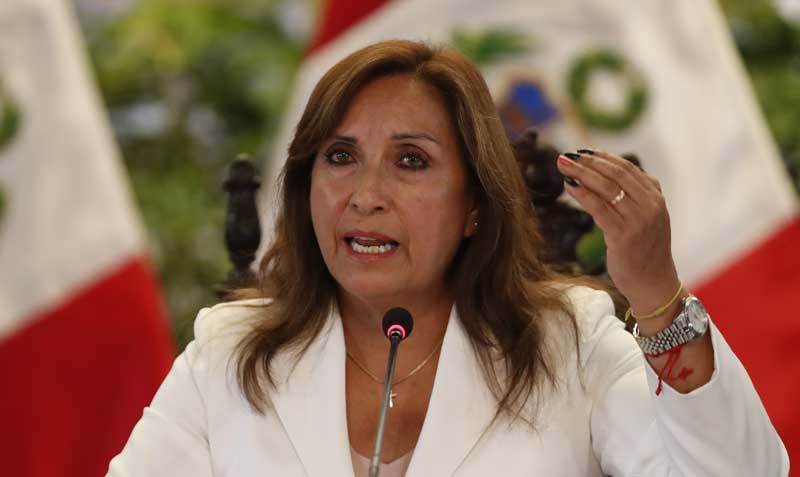 Dina Boluarte, la primera mujer gobernante en la historia de Perú, juró concluir el período del destituido Pedro Castillo, en 2026. Foto: EFE