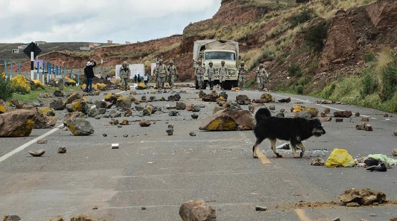 Un grupo de miembros de las fuerzas militares trabajan, en el desbloqueo de una vía en Perú. Foto: EFE