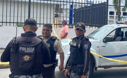 Policías llegaron a la morgue de Quevedo tras la balacera. Foto: El Diario de Manabí