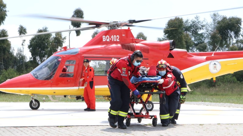 El trabajador que sobrevivió al percance fue trasladado en helicóptero hasta una casa de salud de la capital. Foto: Bomberos Quito