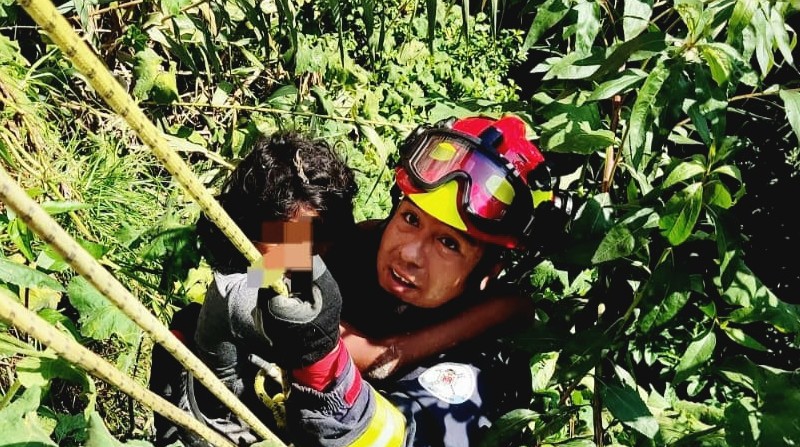 La niña fue rescatada de la profundidad de la quebrada, donde había una densa vegetación. Foto: Twitter Bomberos de Quito