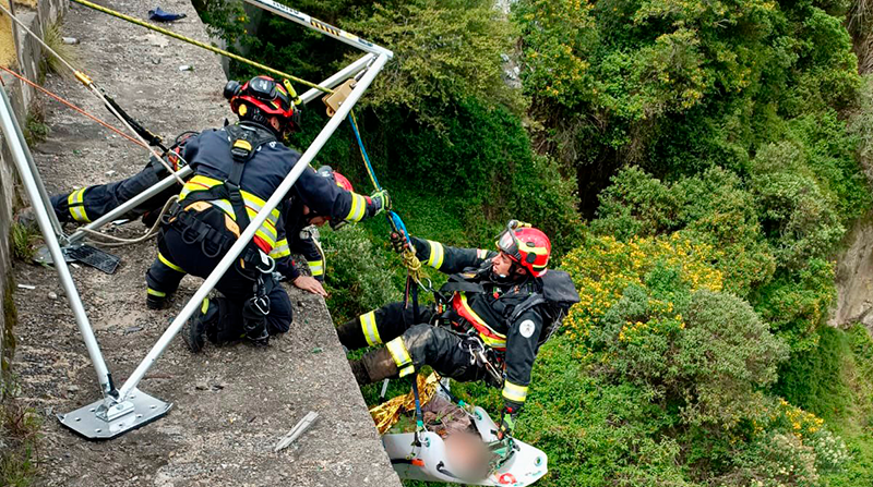 Los bomberos realizaron un rescate de tipo vertical, en puente de Cumbayá. Foto: Bomberos Quito