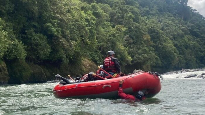 Imagen referencial. Los rescatistas de Bomberos de Quito, de Rumiñahui y del GOE buscaron en el río San Pedro al joven que fue reportado como desaparecido en el valle de Los Chillos. Foto: Twitter Bomberos de Quito