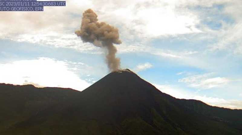 El volcán Reventador emite gas con poca ceniza este miércoles 11 de enero de 2023. Foto: Cortesía