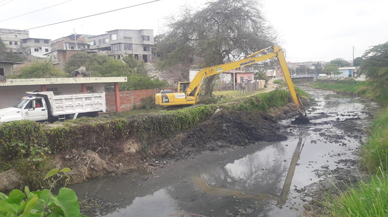 Imagen referencial. Trabajos de limpieza en el río Burro en diciembre del 2022. Foto: Alcaldía Manta
