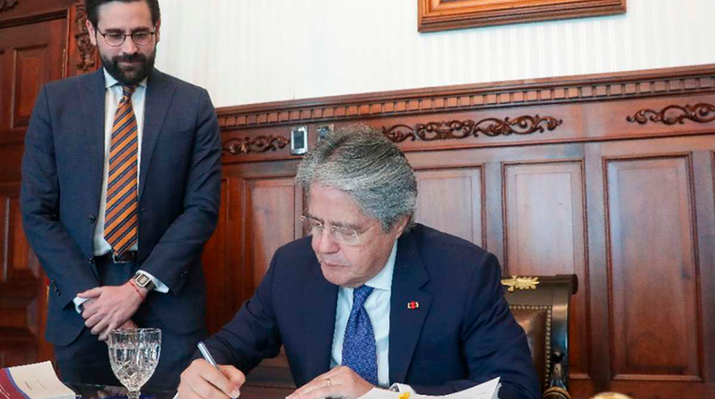Roberto Andrade durante la firma del Decreto del presidente Guillermo Lasso. Foto: Presidencia