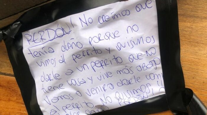 Los sospechosos dejaron una nota, luego de la devolución de la casa robada de un perro comunitario en un barrio del norte de Quito. Foto: Diego Pallero/ EL COMERCIO