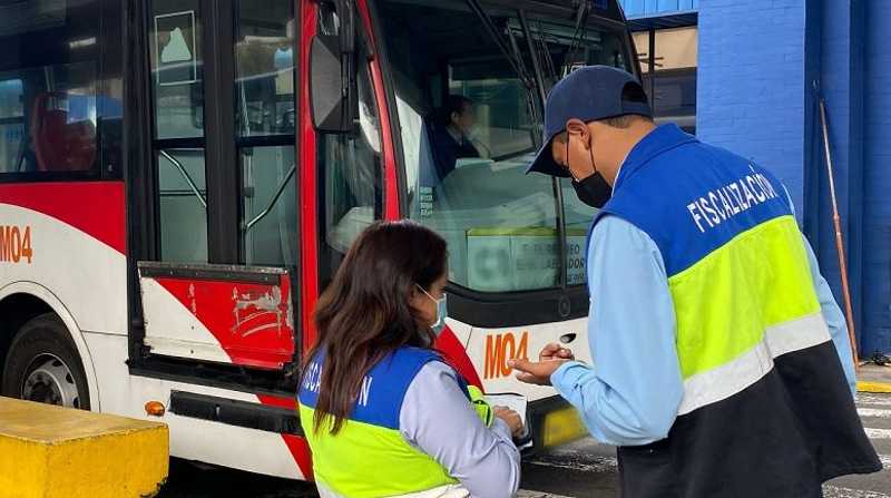 Imagen referencial. Personal de la Empresa de Transporte de Pasajeros de Quito durante sus operativos de control. Foto: Cortesía Quito Informa