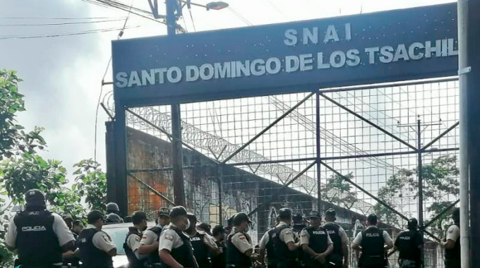 Policías custodian los exteriores de la cárcel Bellavista de Santo Domingo. Foto: Policía Nacional
