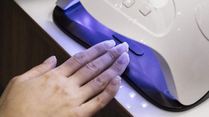 Con tan solo 20 minutos bajo la luz ultravioleta de las lámparas secadoras de uñas que se usan para hacer la manicura se pone en riesgo el ADN. Foto: Freepik