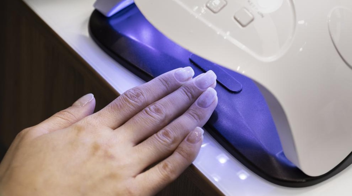 Con tan solo 20 minutos bajo la luz ultravioleta de las lámparas secadoras de uñas que se usan para hacer la manicura se pone en riesgo el ADN. Foto: Freepik