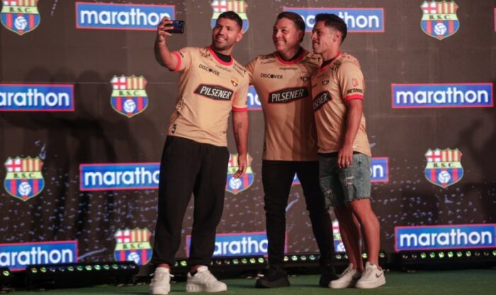 Sergio Agüero se tomó una selfie con Carlos Alfaro Moreno, Sergio y Matías Oyola, con la nueva camiseta. Foto. BSC