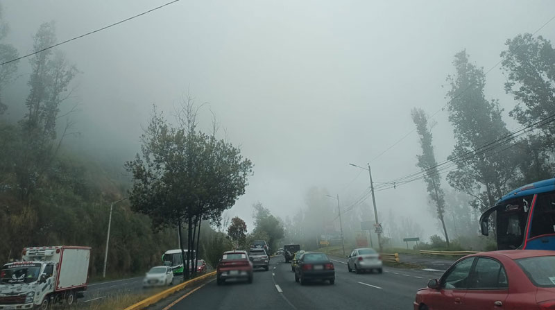 La AMT dispuso que un grupo de agentes reduzca la velocidad en la avenida Simón Bolívar, para que los conductores vayan a 50 km/h, en caso de lluvias. Foto: Facebook AMT