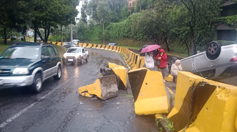 Se realiza el retiro de escombros tras el volcamiento de un vehículo en la av. González Suárez en Quito. Foto: Twitter Obras Quito