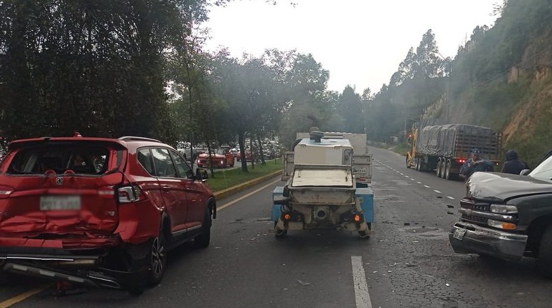 Se registra congestión por el siniestro de tránsito en la avenida Simón Bolívar. Foto: Twitter AMT