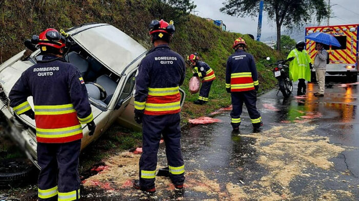 Las dos personas afectadas fueron rescatadas del interior del auto siniestrado en Carcelén. Foto: Twitter Bomberos Quito