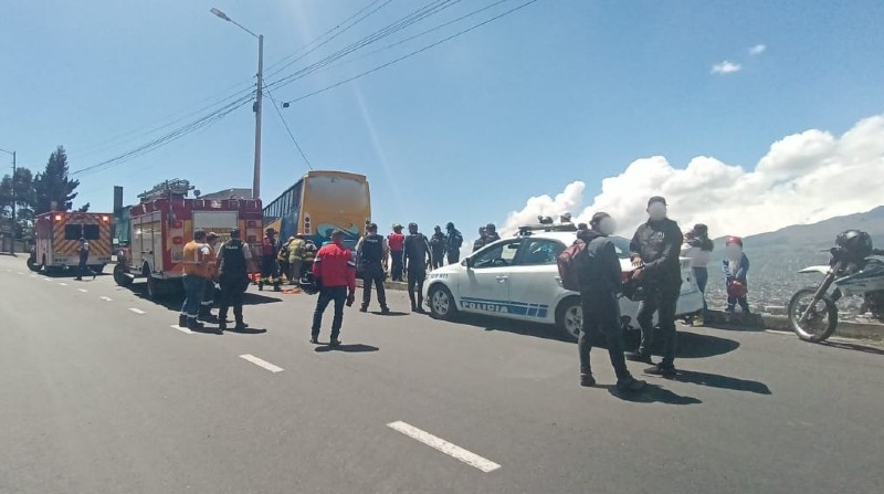 Un siniestro de tránsito en la av. Pedro Bustamante en Quito dejó dos personas afectadas. Foto: Cortesía AMT
