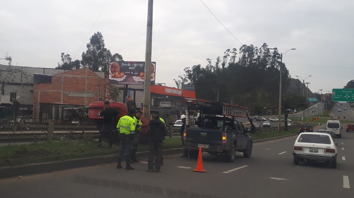 Agentes civiles de tránsito acudieron al lugar para verificar el siniestro en la avenida Panamericana en Cuenca. Foto: Cortesía