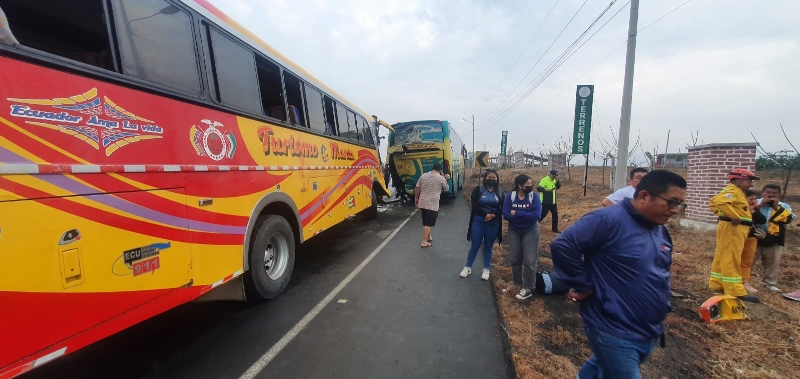 El choque entre los dos vehículos ocurrió en la vía Manta-Jipijapa. Foto: Cortesía CTE