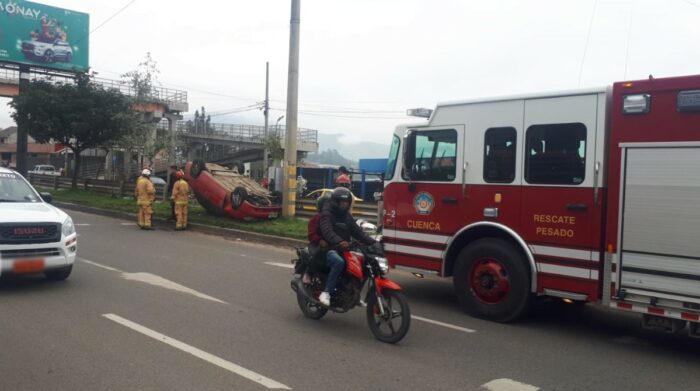 Al siniestro también acudió una ambulancia del Cuerpo de Bomberos de Cuenca. Foto: Cortesía