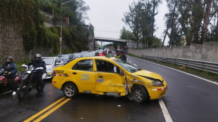 El auto amarillo tenía hundido el lado izquierdo de la unidad, del lado del acompañante. Foto: Twitter AMT