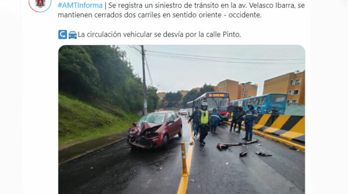 El vehículo quedó detenido sobre un carril de la avenida Velasco Ibarra, luego del choque. Foto: Twitter AMT