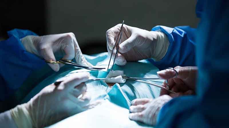 Imagen referencial. Un niño de 12 años fue sometido a una cirugía de extracción de un tumor de cabeza en el Hospital Baca Ortiz. Foto: Freepik