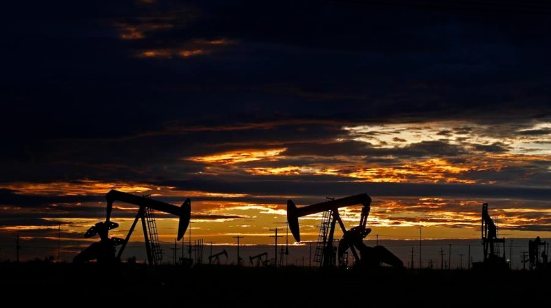 Vista de un campo petrolífero cerca a Midland, Texas (EE.UU.), en una fotografía de archivo. Foto: EFE