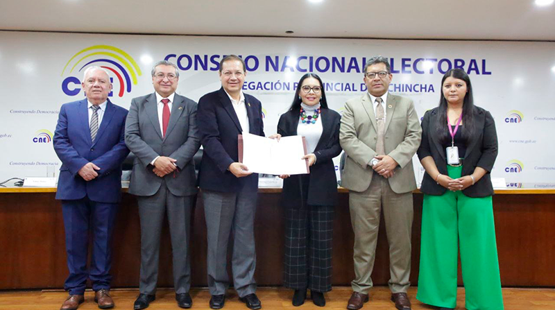 Autoridades firmaron un convenio interinstitucional para extender el horario del transporte público en Quito. Foto: CNE