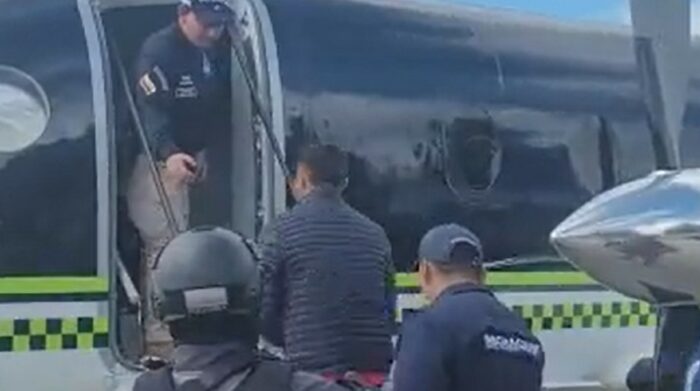 Agentes de Interpol custodiaron a Germán C. en el Aeropuerto de Bogotá, cuando abordaba el avión que lo trasladaba a Ecuador. Foto: Captura de pantalla
