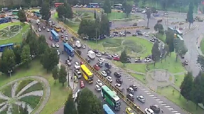 Tras un deslizamiento de tierra, la Autopista General Rumiñahui, en el sector de El Trébol, en Quito, se encuentra con dos carriles cerrados. Foto: ECU 911