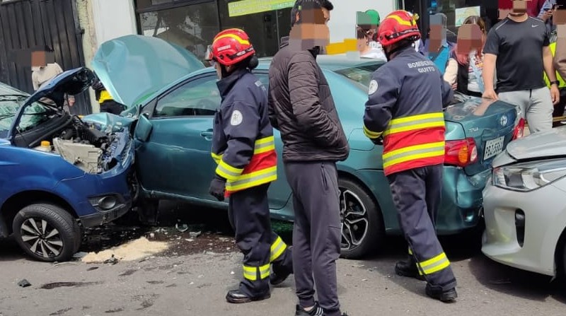 Los vehículos afectados estaban a un costado de la vía, luego del triple siniestro. Foto: Cortesía Bomberos Quito