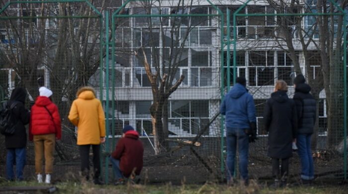 Ciudadanos ucranianos observan este 31 de diciembre de 2022 los daños causados por los misiles rusos en la Universidad nacional de Ucrania en Kiev. Foto: EFE
