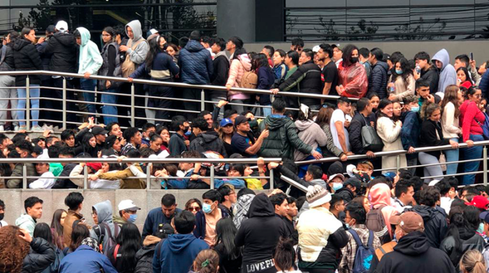 Cientos de jóvenes hacen fila para adquirir boletos para el concierto de Feid. Foto: Diego Pallero / EL COMERCIO