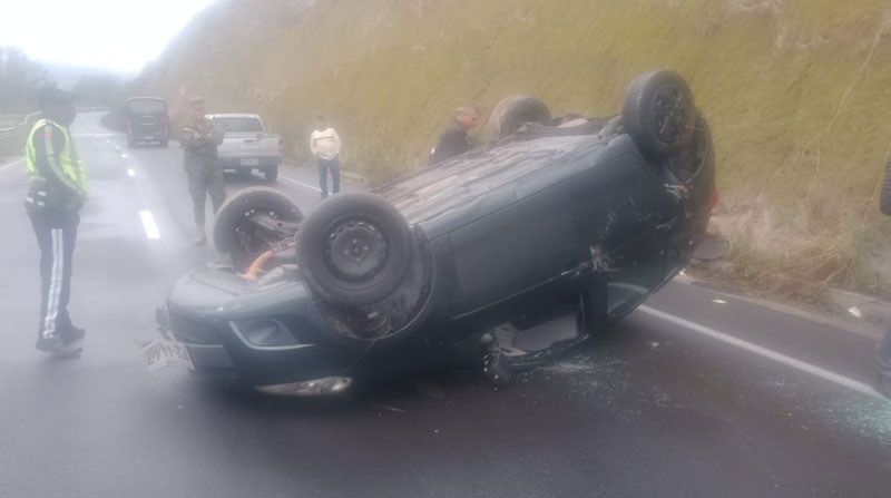 El auto quedó volcado sobre uno de los carriles de la vía, en el sector de Pusuquí, en el noroccidente de Quito. Foto: Twitter AMT