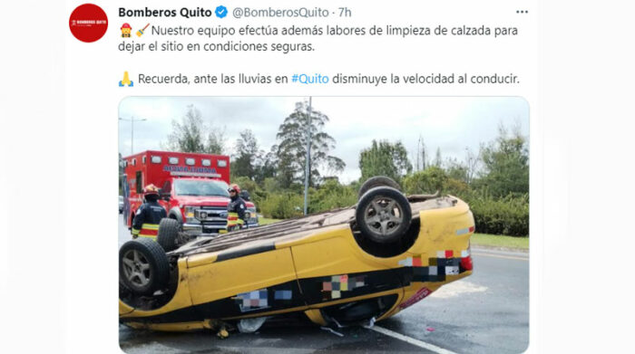 El taxi quedó volcado sobre la vía que conecta con el Aeropuerto. Foto: Twitter Bomberos Quito