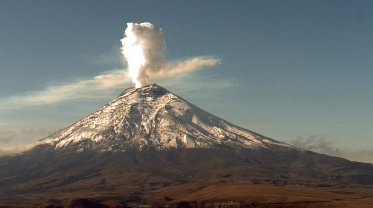 El volcán Cotopaxi lanzó una columna de vapor y gases de 1 300 metros sobre el nivel de su cumbre. Foto: Instituto Geofísico