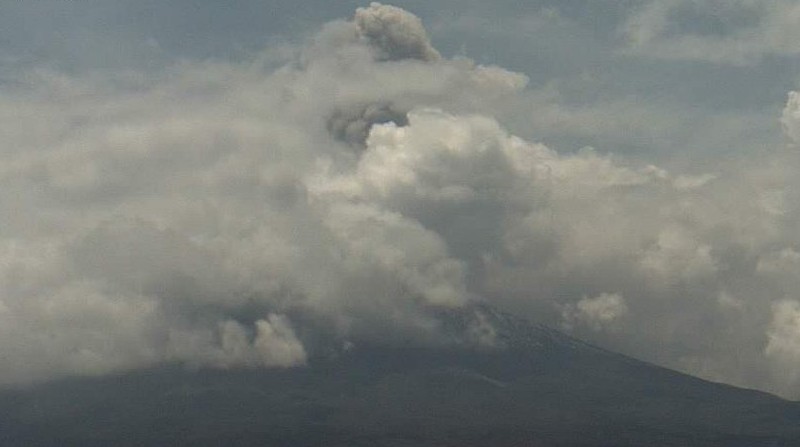 El Instituto Geofísico estima que la reciente emisión de ceniza del volcán Cotopaxi provocará la caída del polvo volcánico en las zonas cercanas al parque nacional del mismo nombre. Foto: Twitter Instituto Geofísico