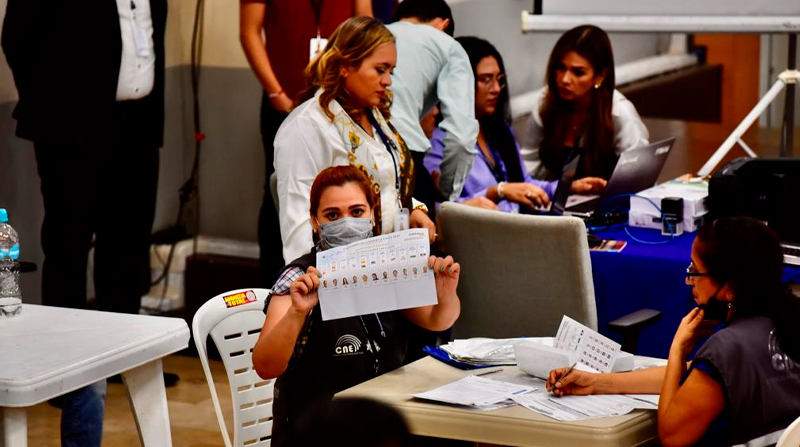 Los ciudadanos eligieron a Autoridades Seccionales, Miembros del CPCCS y ocho preguntas del Referéndum. Foto: Enrique Pesantes / EL COMERCIO