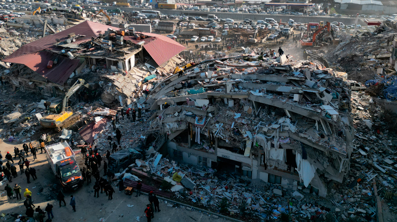 La madrugada del lunes 6 de febrero un terremoto afectó a Turquía dejando miles de personas muertas y edificios colapsados. Foto: EFE