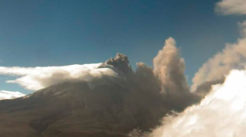 El nuevo proceso eruptivo del volcán Cotopaxi comenzó en octubre de 2022. Foto: Twitter @IGecuador